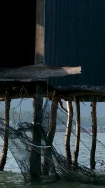 Yüzen balıkçı köyünü gösteren videolar serisi. Vietnam 'daki tropikal kıyı yaşamında tekneler ve huzur dolu körfez evleri var..