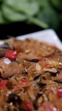 Japon cam eriştesi taze sebzeler ve susam tohumlarıyla hafif pişirilmiş. Bu erişteler restoran tarzında sıcak servis edilir, bu da şehriyeyi öğle ve akşam yemeği için ideal yapar. Yüksek kalite 4k