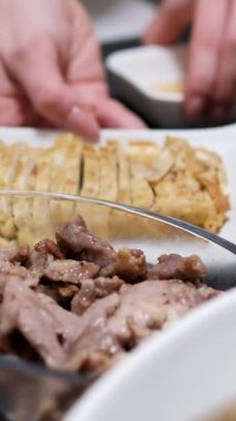 Soya soslu omlet masada Asya Vietnam mutfağı kızarmış börekler, kanatlar, bol yeşiller ıspanak, yengeç çubukları, cam vermicelli, wok, bambu çorbası, roka sosu.