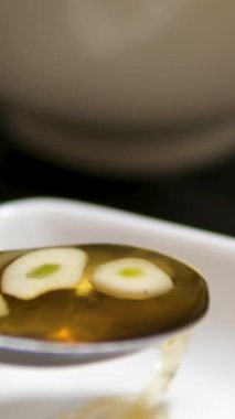 Baharatlı sos hazırlamak için taze biber, sarımsak, şeker, balık sosu ve limon karışımı karışımı içerir. Böylece eşsiz bir Tayland lezzeti oluşur. Yüksek kalite 4k