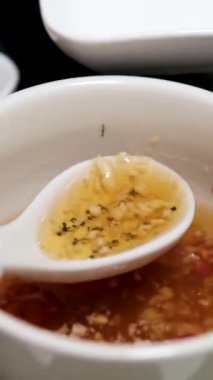 Baharatlı sos hazırlamak için taze biber, sarımsak, şeker, balık sosu ve limon karışımı karışımı içerir. Böylece eşsiz bir Tayland lezzeti oluşur. Yüksek kalite 4k