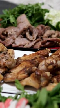 Masada Asya Vietnam mutfağı kızarmış börekleri, kanatlar, bir sürü yeşillik, ıspanak, yengeç çubukları, cam vermicelli, wok, bambu çorbası, roka sosu, Çin lahanası, çeşitli tabaklar..