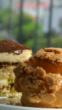 Tiramisu ve choux pastası balkonda beyaz bir tabakta. Yüksek kalite 4k görüntü