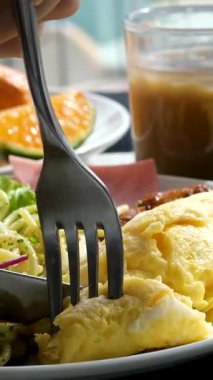 Omleti, erişteyi, makarnayı, yeşillikleri, sebzeleri, bardakta kahveyi, çarkıfelek meyvesini, ejderha meyvesini, mandalinayı ve lüks bir otelin balkonundaki pastaları kes. Yemek yiyen kadınlar.