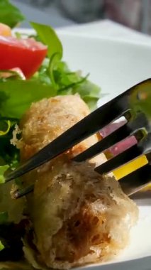 Nem rulo soslu Vietnamlı pirinç kağıdı masanın üzerinde lezzetli gurme yemek arkaplanı kırsal yiyeceklerin üst görünüm fotokopi alanı. Yüksek kalite 4k görüntü