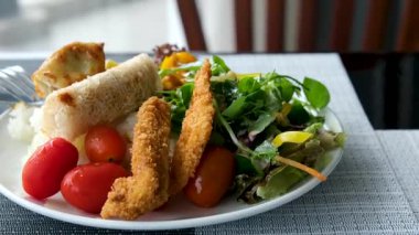 Nem rulo soslu Vietnam pirinci kağıt rulo lezzetli gurme yemek arka planı masa rustik gıda üst görünüm fotokopi alanı