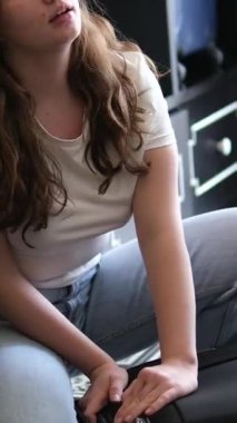 El, kadın ve seyahat hazırlıkları, giysiler ve tatilin düzenlenmesi için bavulları evde toplayın. Yukarıda, valizli kadın ve gardırop, konukseverlik ve yurtdışı tatil gezisi. .