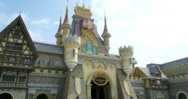 VinWonders Phu Quoc sunar Kale girişi Deniz Kabuğu Akvaryumu okyanus kaplumbağası heykel salıncakları ve canlı park sahneleri seyahat tanıtım turizmi pazarlama ve hedef içeriği için idealdir.