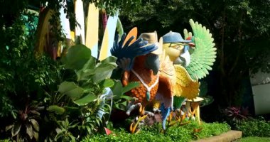 VinWonders Phu Quoc sunar Kale girişi Deniz Kabuğu Akvaryumu okyanus kaplumbağası heykel salıncakları ve canlı park sahneleri seyahat tanıtım turizmi pazarlama ve hedef içeriği için idealdir.