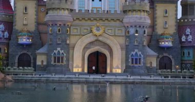 Akşamları bir zamanlar VinWonders Phu Quoc şatosunu gösterirken, fıskiyeleri açık müzik ve büyüleyici bir fantezi hikayesi sergiliyor ve ikonik Phu Quoc Vetnam 02.28.2026 'nın önünde canlı bir multimedya gösterisi yapıyor.