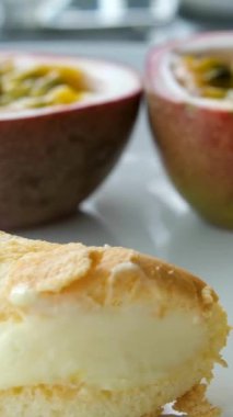 Her şeyi kapsayan bir kahvaltı restoranında beyaz tabakta tutkulu meyveli mandalina tatlısı. Yüksek kalite 4k görüntü