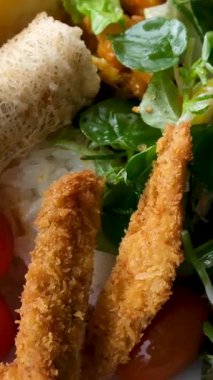 Nem rulo soslu Vietnam pirinci kağıt rulo lezzetli gurme yemek arka planı masa rustik gıda üst görünüm fotokopi alanı