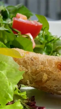 Nem rulo soslu Vietnamlı pirinç kağıdı masanın üzerinde lezzetli gurme yemek arkaplanı kırsal yiyeceklerin üst görünüm fotokopi alanı. Yüksek kalite 4k görüntü