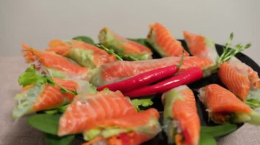 Kırmızı balıklı börek, marul yaprağı ve yengeç eti. 4k kırmızı biber.