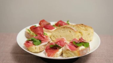 Krem peynirli ve jambonlu sandviç dilimi.