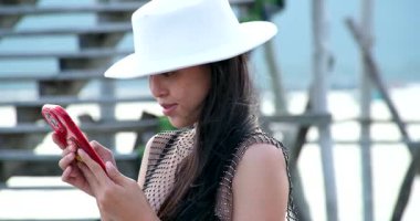 Siyah bikinili Vietnamlı bir kadının poz verişini, yürüyüşünü ve Phu Quoc plajının tadını çıkarışını gösteren videolar. Yaşam tarzı ve seyahat reklamları için mükemmel..