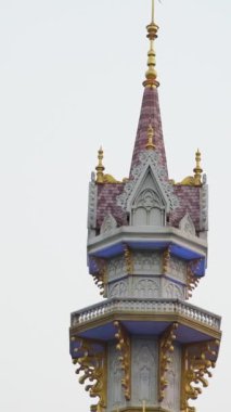 VinWonders Phu Quoc 'un ana giriş kale kapısının dış görünüşü. Kulede dekoratif mimari ve sembolik Avrupa tarzı tasarımlar görkemli bir manzara yaratıyor..