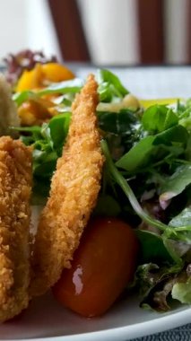 Nem rulo soslu Vietnam pirinci kağıt rulo lezzetli gurme yemek arka planı masa rustik gıda üst görünüm fotokopi alanı