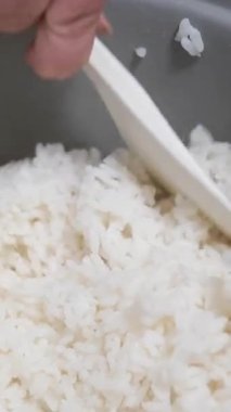 Pirinci pilav pişirme makinesinde yemek için hazırlıyorum. Yüksek kalite 4k görüntü