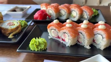 Yerel bir Asya restoranında baharatlı soslu lezzetli suşi ruloları ve taze malzemeler. Yüksek kalite 4k görüntü