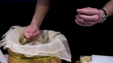 Balıkları dilimleyen eller suşi pişirme süreci yeşil salatalığı dilimliyor. Şef suşi pilavı eldivenleri yapıyor. Gümüş bıçak. Kırmızı balık. Taze alabalık. Kırmızı somon. Asya restoranı. Suşi pişirme işlemi.