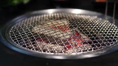 Izgarayı bir Kore restoranının kaputuna koy. Yüksek kalite 4k görüntü