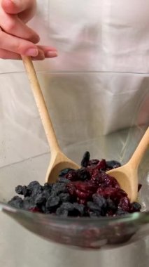 Kurumuş renkli tatlı meyveler makroda dönüşümlü olarak karıştırılır. Kurutulmuş meyve, kivi, mango, ananas, çilek ya da şekerden yapılan tatlılar. Kuru meyveleri karıştırıyorum.