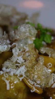 Köfteli ve maydanozlu Orzo Pasta Tabağı. Yüksek kalite 4k görüntü