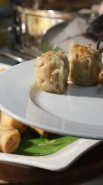 Açık büfe yumurta ruloları Vietnam tabak restoranı hepsi dahil olmak üzere her türlü börek. Yüksek kalite 4k görüntü
