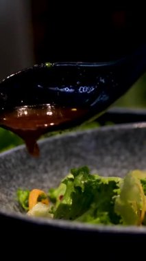 Taze sebze salatasına balzamik sirke ya da soya sosu dök. Yüksek kalite 4k görüntü