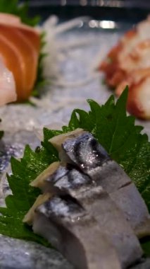 Taze sashimi taze somon canlı sashimi seti ton balığı ve deniz tarağı. Yüksek kalite 4k görüntü