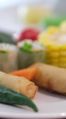 Beyaz bir tabakta kızarmış börek, sadece börek, mısır, domates, yeşil sebze, Asya yemekleri, kahvaltıda Asya yemekleri. Yüksek kalite 4k görüntü