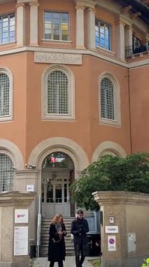 Tarihi sokaklar boyunca yürümek ve Vatikan 'a doğru manzarası olan Meleklerin Köprüsü olarak da bilinen Ponte Sant Angelo' yu geçmek. Otantik şehir seyahat sahneleri. İtalya Roma 03.12.2026