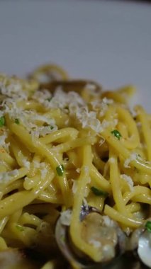 Pesto soslu spagetti. Peynirli midye serpiştirilmiş deniz ürünleri makarnası.