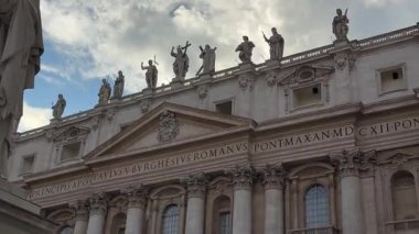 St. Peter Bazilikası 'ndan iç mekan ve dış mekan, avlu, kapılar, sütunlar, tavanlar, döşemeler ve zengin mimari detayları gösteren geniş bir koleksiyon..