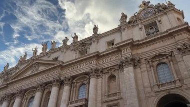 St. Peter Bazilikası 'ndan iç mekan ve dış mekan, avlu, kapılar, sütunlar, tavanlar, döşemeler ve zengin mimari detayları gösteren geniş bir koleksiyon..