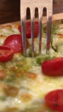 Buffalo Pizza Kesen Adam. Yüksek kalite 4k görüntü