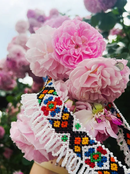 Kurulum - pembe güller ve boncuklu mücevherlerim