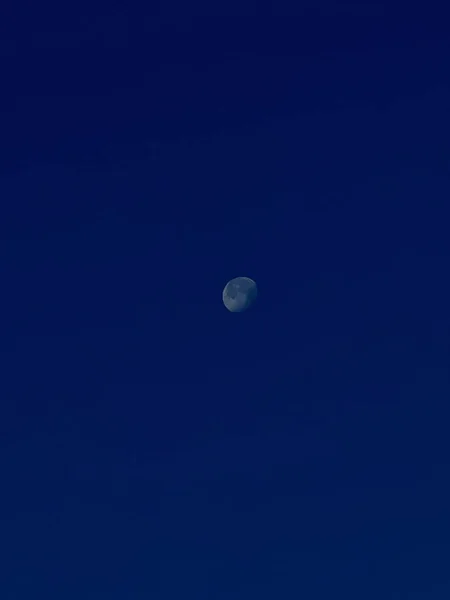 Mavi gökyüzünde ay