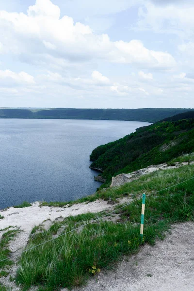 Fotoğraf Ukrayna 'nın nehir manzaralarını, yeşil tepeleri, mavi gökyüzünü gösteriyor.