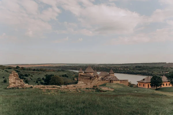 Fotoğrafta eski bir Ukrayna kalesi yumuşak yeşil tepelerin arka planında