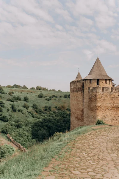 Fotoğrafta eski bir Ukrayna kalesi yumuşak yeşil tepelerin arka planında