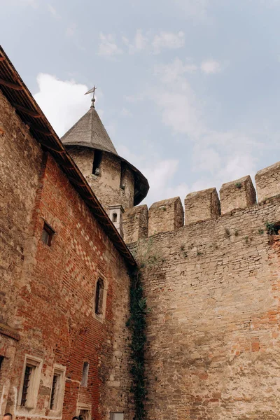 Fotoğrafta antik bir kalenin duvarı var.