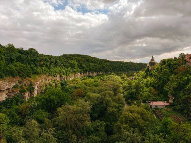 Fotoğraf, Ukrayna 'nın eşsiz, büyülü ve inanılmaz doğasını, yeşil manzaraları, tepeleri ve nehirleri tasvir ediyor..