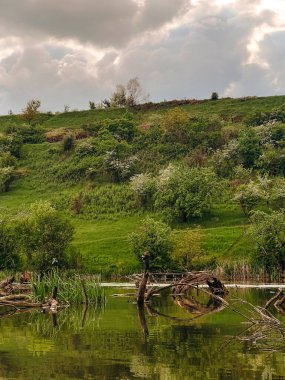 Fotoğraf, Ukrayna 'nın eşsiz, büyülü ve inanılmaz doğasını, yeşil manzaraları, tepeleri ve nehirleri tasvir ediyor..