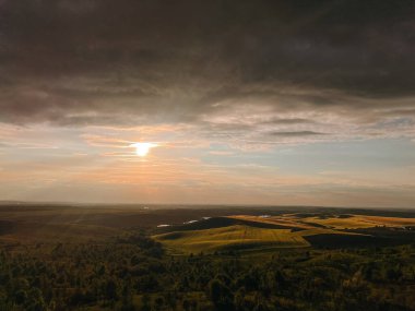 Fotoğraf, Ukrayna 'nın eşsiz, büyülü ve inanılmaz doğasını, yeşil manzaraları, tepeleri ve bulutlu gökyüzünü tasvir ediyor..