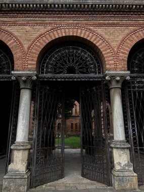 Fotoğrafta, antik bir kalenin mimari unsurları, tarihi nesneler.