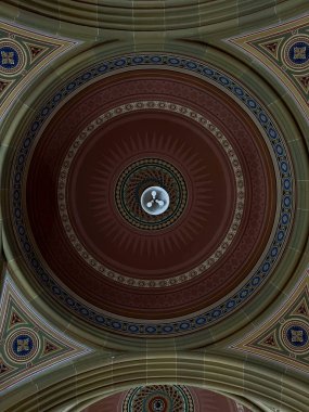 Fotoğrafta, antik bir kalenin mimari unsurları, tarihi nesneler.