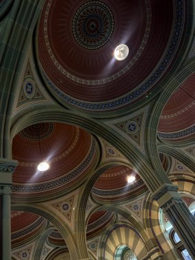 Fotoğrafta, antik bir kalenin mimari unsurları, tarihi nesneler.