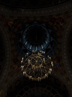 Fotoğrafta, antik bir kalenin mimari unsurları, tarihi nesneler.